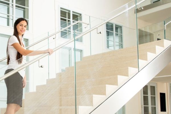 Mitarbeiterin geht die Treppe hinauf