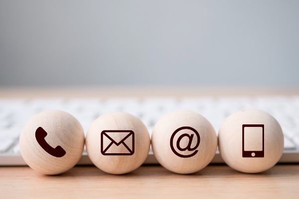 Holzperlen mit Kontakt-Symbolen: Telefon, Post, E-Mail, Webseite